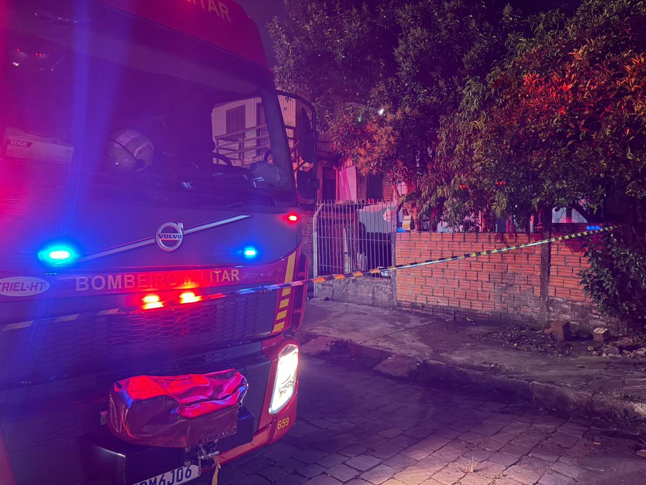 Incêndio destrói casa no bairro Vila Ipê, em Caxias do Sul