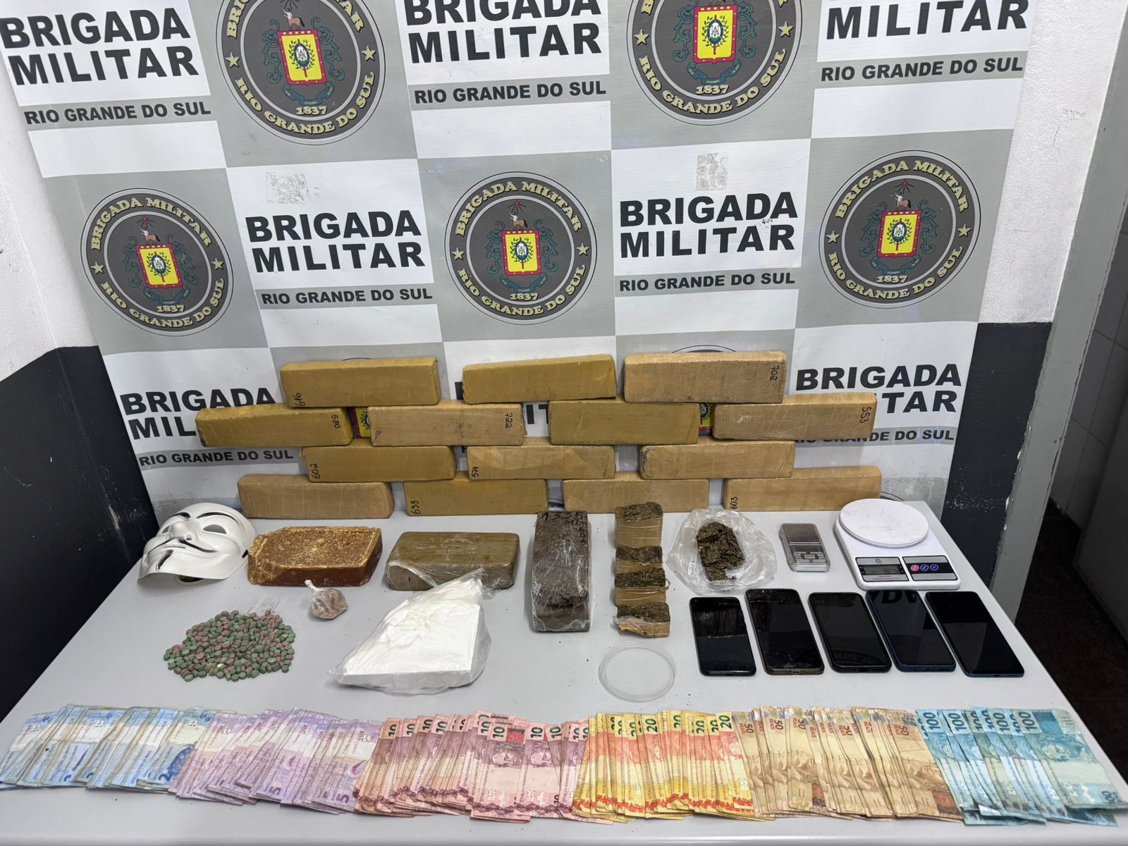 Mulher é presa com cerca de 12kg de drogas em Caxias do Sul