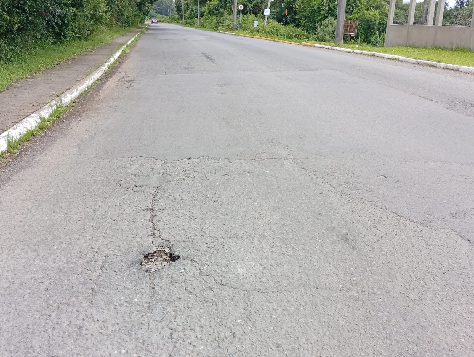 Rua Paulo Tartarotti sofre com a falta de sinalização, em Farroupilha