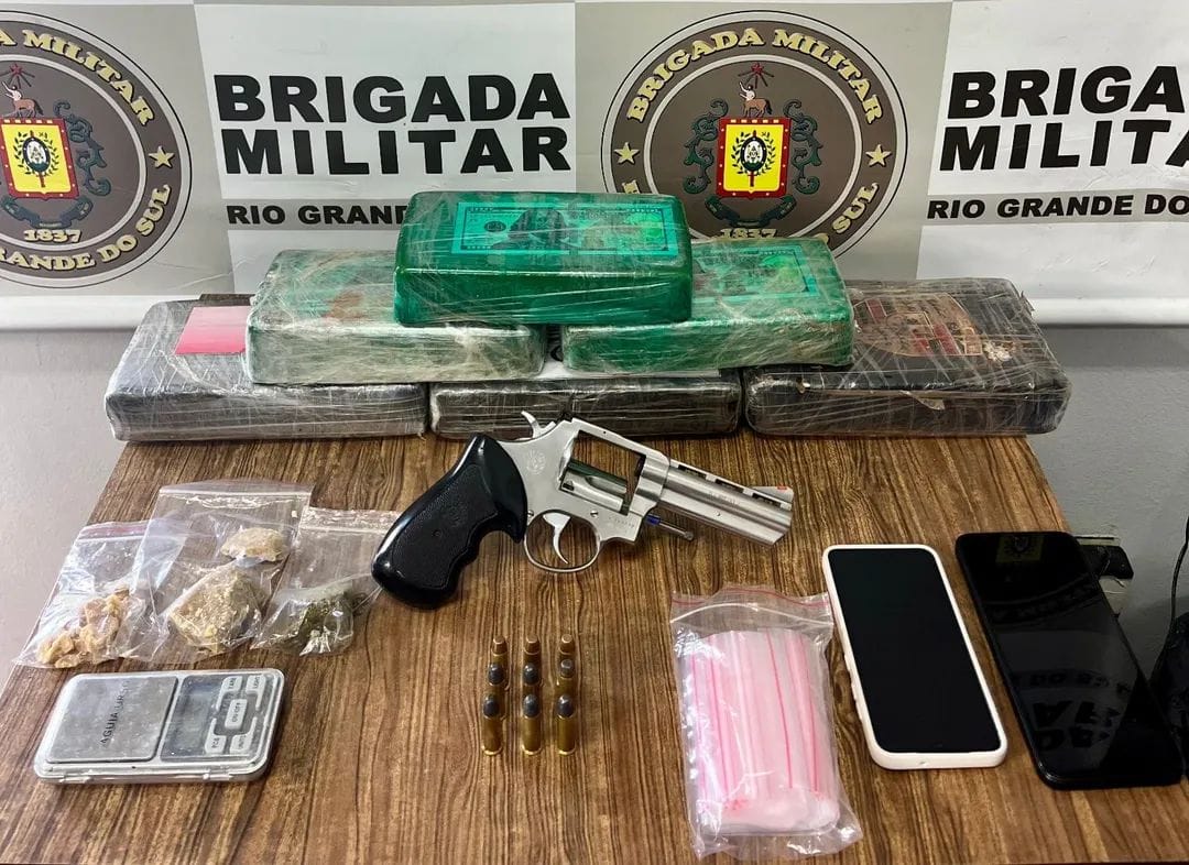 Motorista é preso com arma, munições e 6,4 kg de drogas em Farroupilha