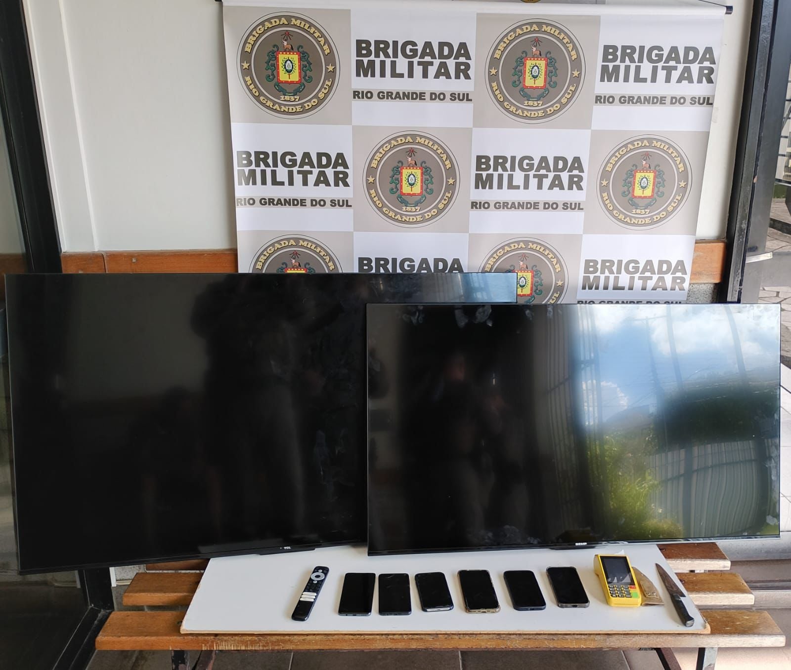 Trio é preso e adolescente apreendido por furto a residência em Farroupilha