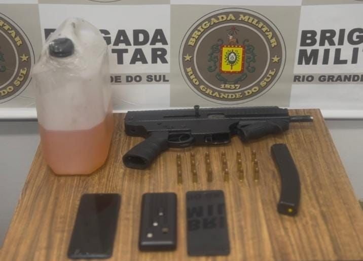 BM prende quatro pessoas e apreende adolescente com submetralhadora artesanal em Farroupilha