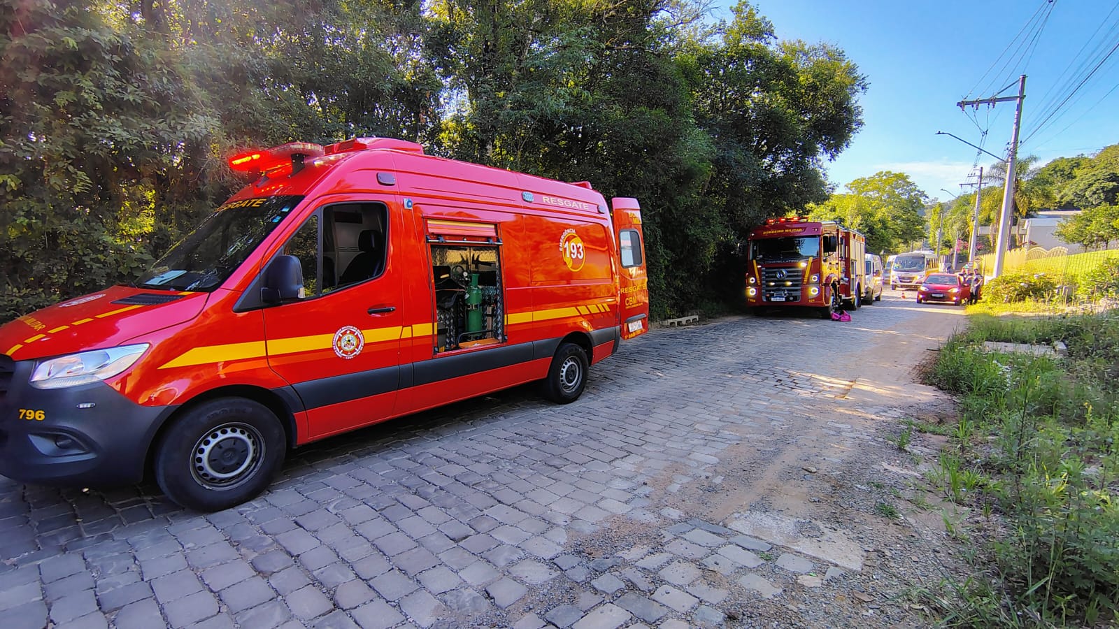 Micro-ônibus com trabalhadores da safra da uva cai em barranco e deixa 30 feridos em Bento Gonçalves