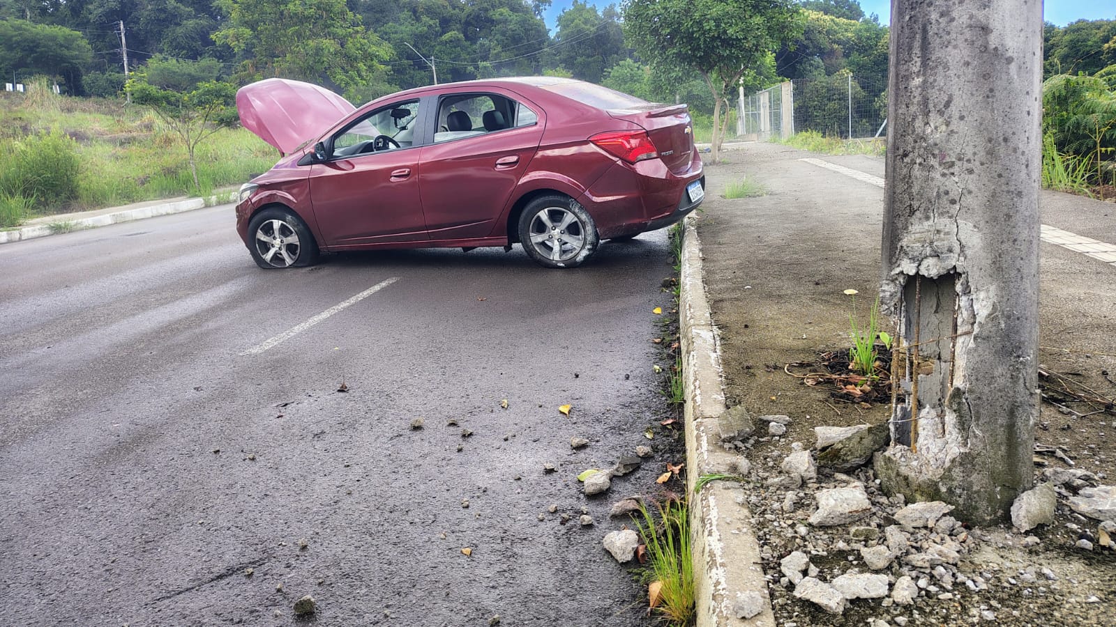 Carro de aplicativo colide contra poste após derrapar em pista escorregadia, em Bento Gonçalves