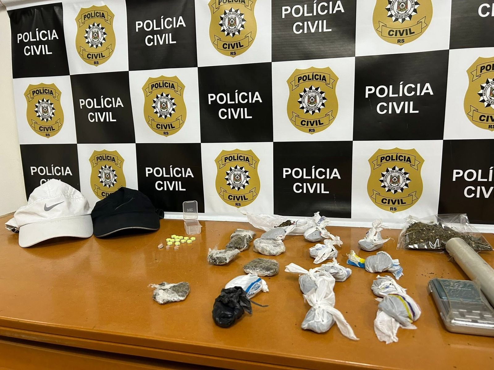Homem de 21 anos é preso por tráfico de drogas no centro de Carlos Barbosa