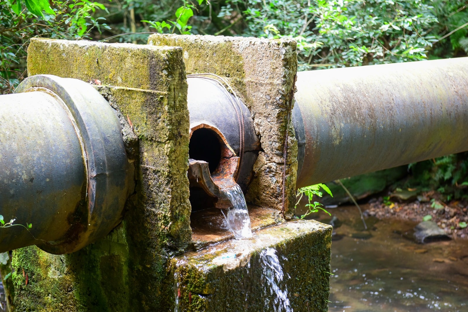 Rompimento de adutora afeta abastecimento de água em Caxias do Sul