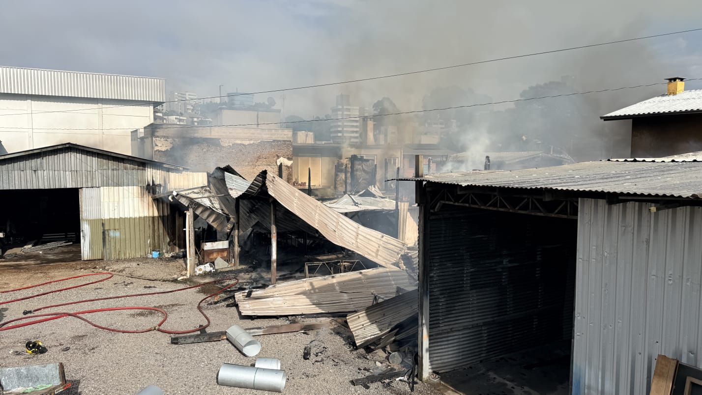Incêndio atinge residência no bairro Floresta, em Caxias do Sul