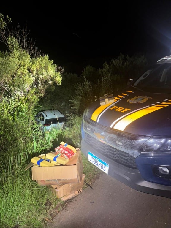 O motorista desobedeceu e iniciou uma fuga perigosa, transitando pela contramão, pelo acostamento e realizando ultrapassagens proibidas. (Foto: Divulgação/PRF)