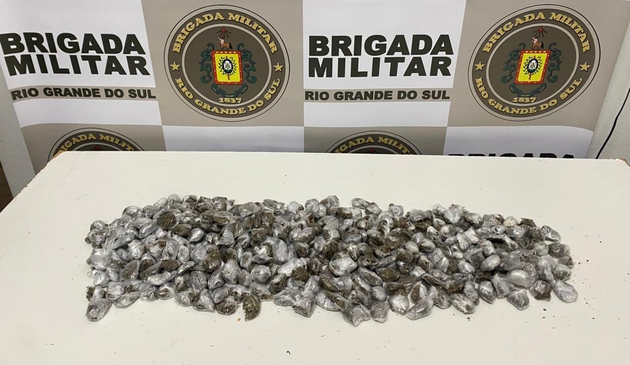 BM apreende 16 munições e 337 porções de maconha em Farroupilha