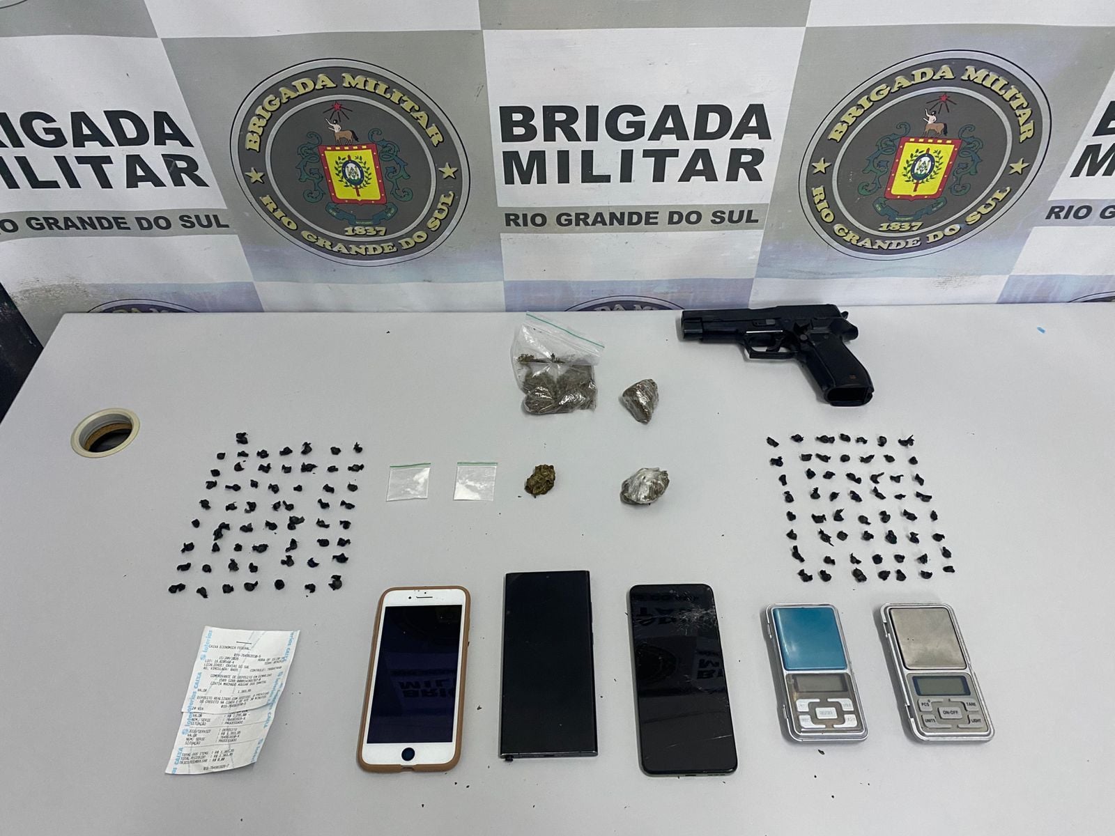 4° BPChq apreende 133 pedras de crack em Caxias do Sul