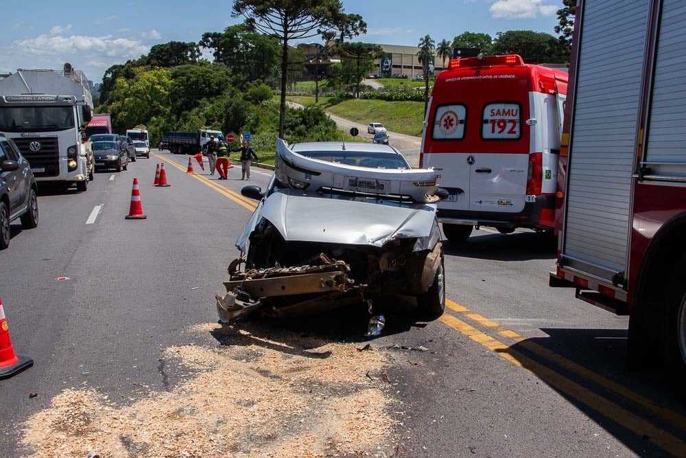 Acidente entre dois carros na BR-470, em Garibaldi, deixa duas pessoas feridas e bloqueia pista