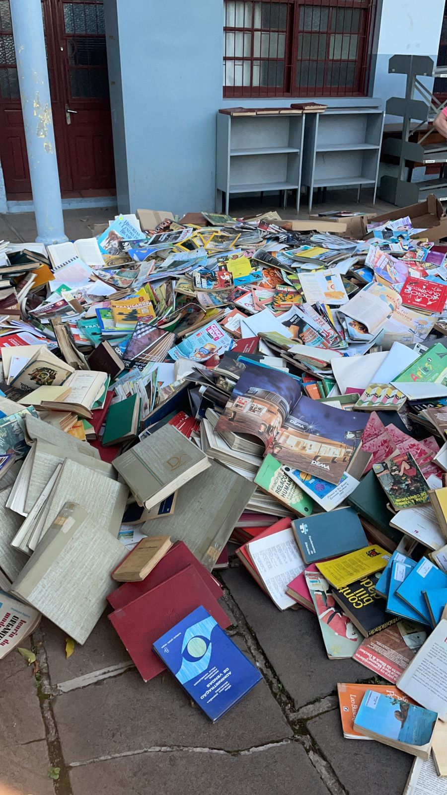 População denuncia descarte irregular de livros e materiais escolares em Garibaldi