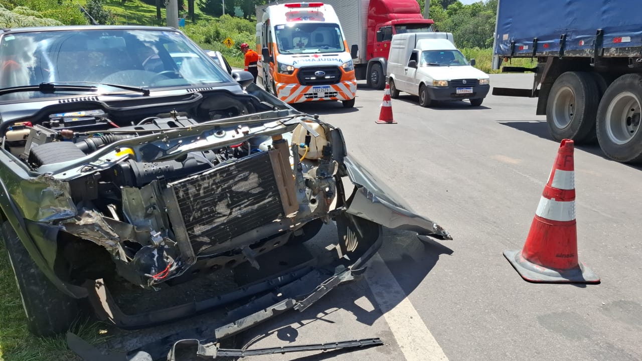 Colisão entre Fiat Uno e caminhão é registrada na ERS-122 em Caxias do Sul