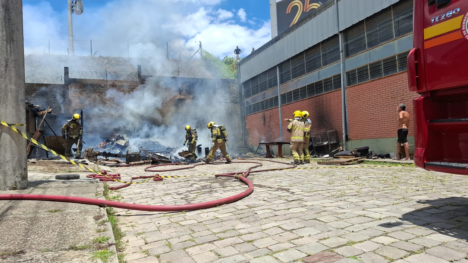 Casa é destruída pelo fogo no bairro Santa Fé, em Caxias do Sul