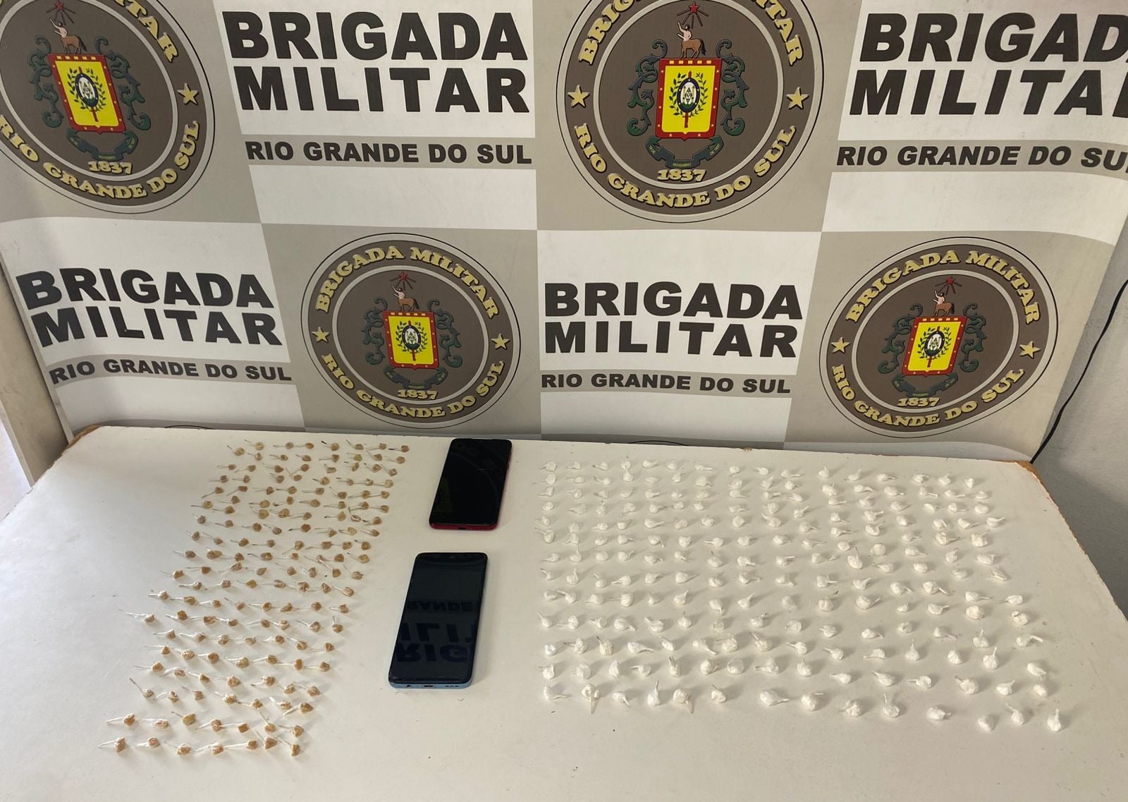 BM prende dois homens e apreende 461 porções de drogas no bairro Industrial, em Farroupilha