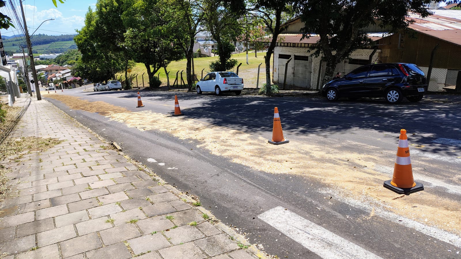 Vazamento de óleo provoca bloqueios parciais na Rua Antônio Michelon, em Bento Gonçalves