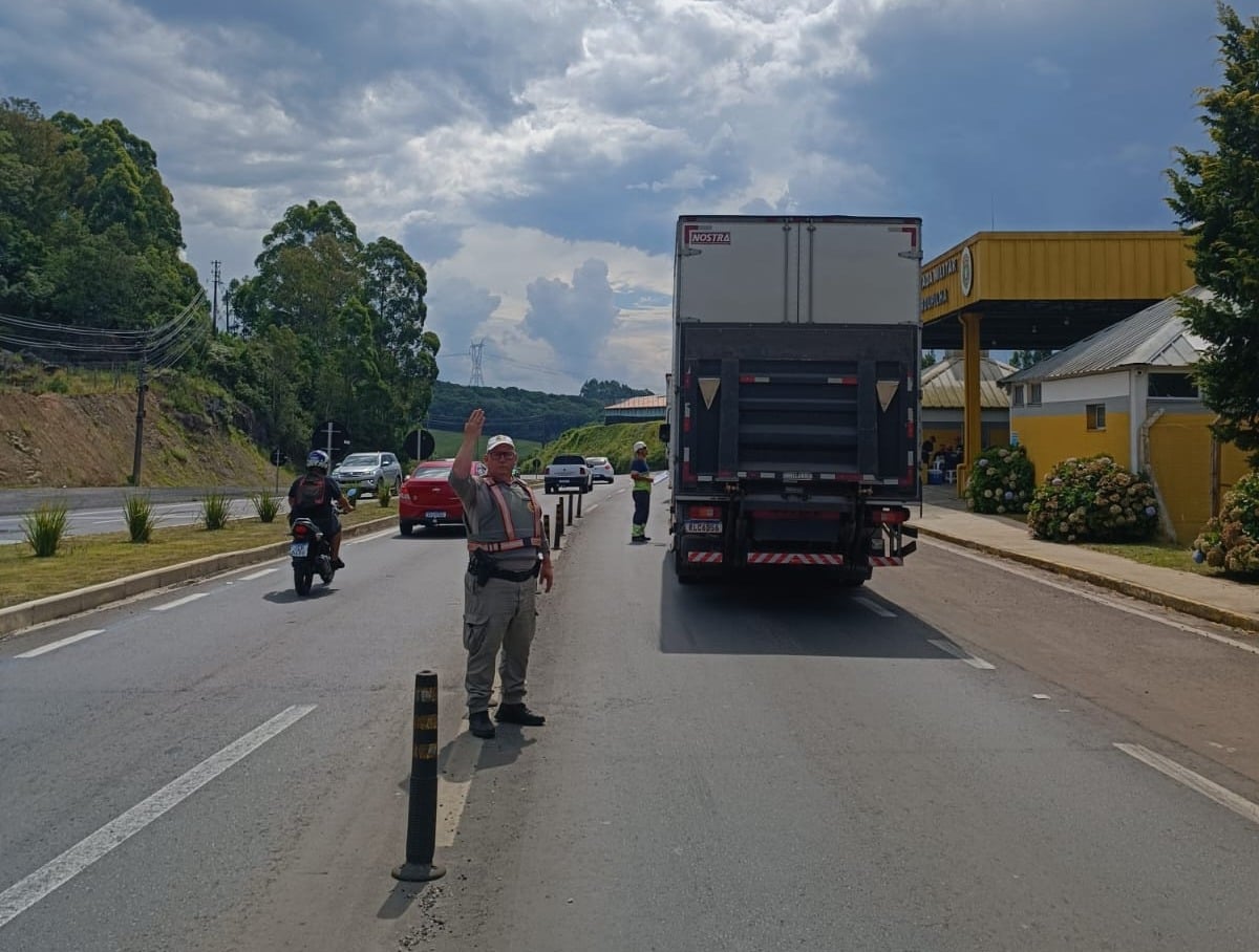 Fiscalização orienta motoristas que trafegam na ERS-122, em Farroupilha