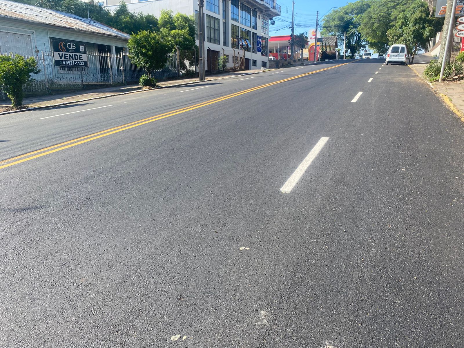 Obras na Barão do Rio Branco, em Farroupilha, estão na fase de ajustes no nivelamento da via