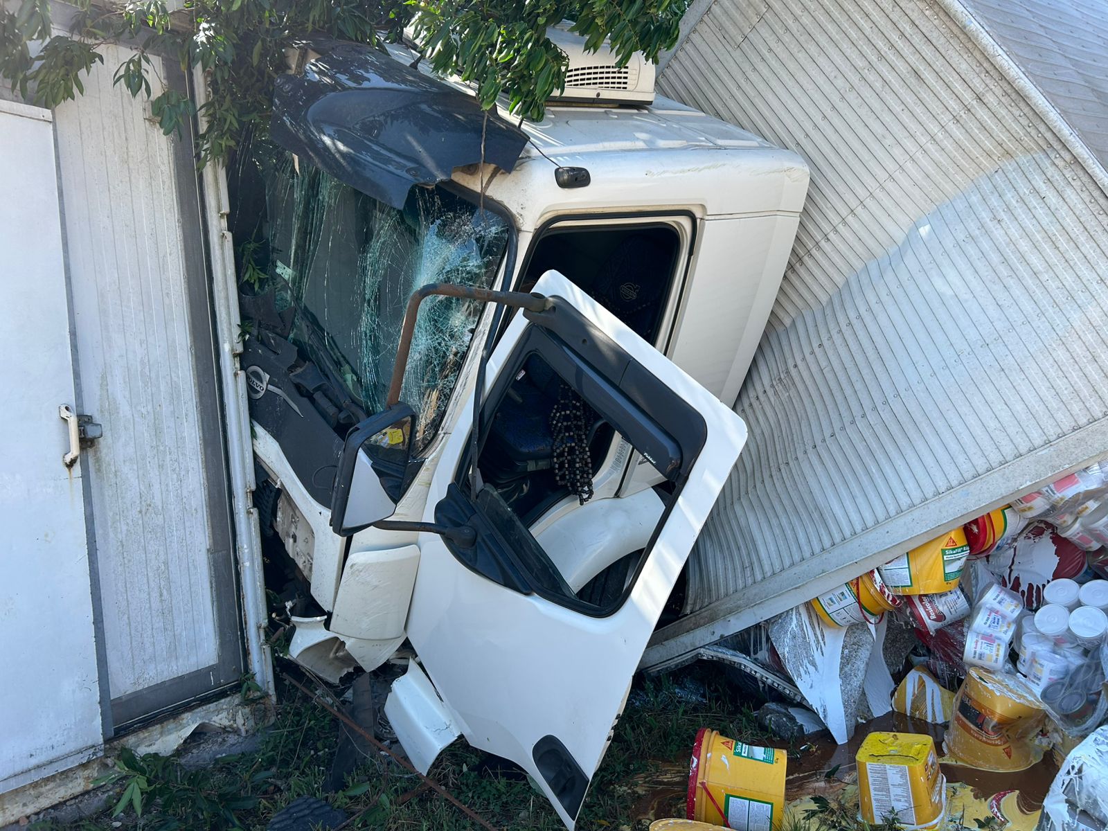 Motorista escapa ileso após caminhão sair da pista e cair em barranco na BR-470, em Carlos Barbosa