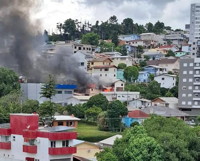 Casa fica destruída após incêndio no bairro Borgo, em Bento Gonçalves
