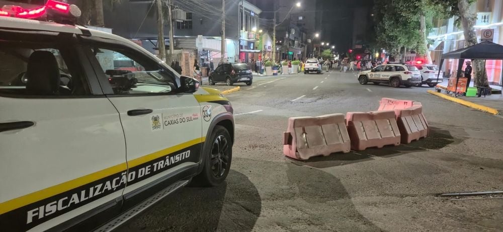 Blitz autua 10 pessoas na Estação Férrea, em Caxias do Sul