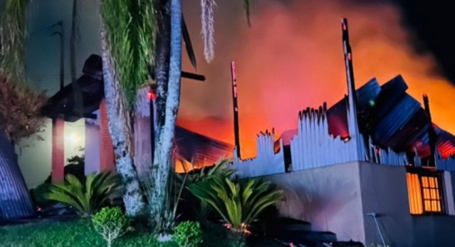 Incêndio de grandes proporções destrói casa em Cotiporã durante a noite