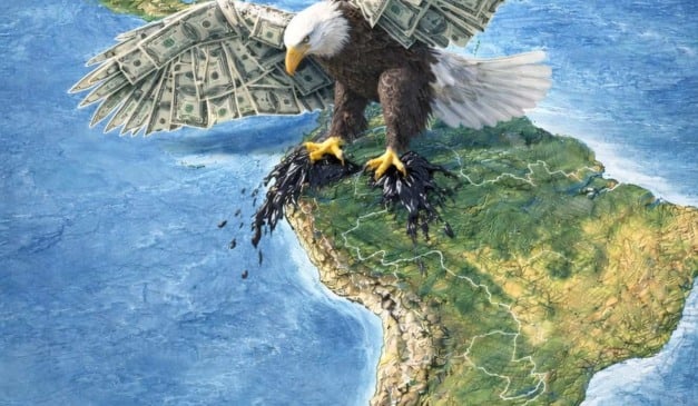 Águia com asas de dinheiro sobre mapa da América do Sul, com petróleo escorrendo.