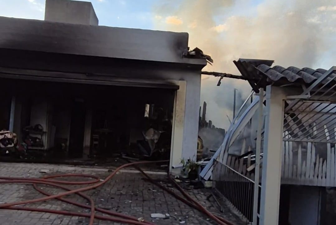 Incêndio consome residência no bairro Santa Marta, em Bento Gonçalves
