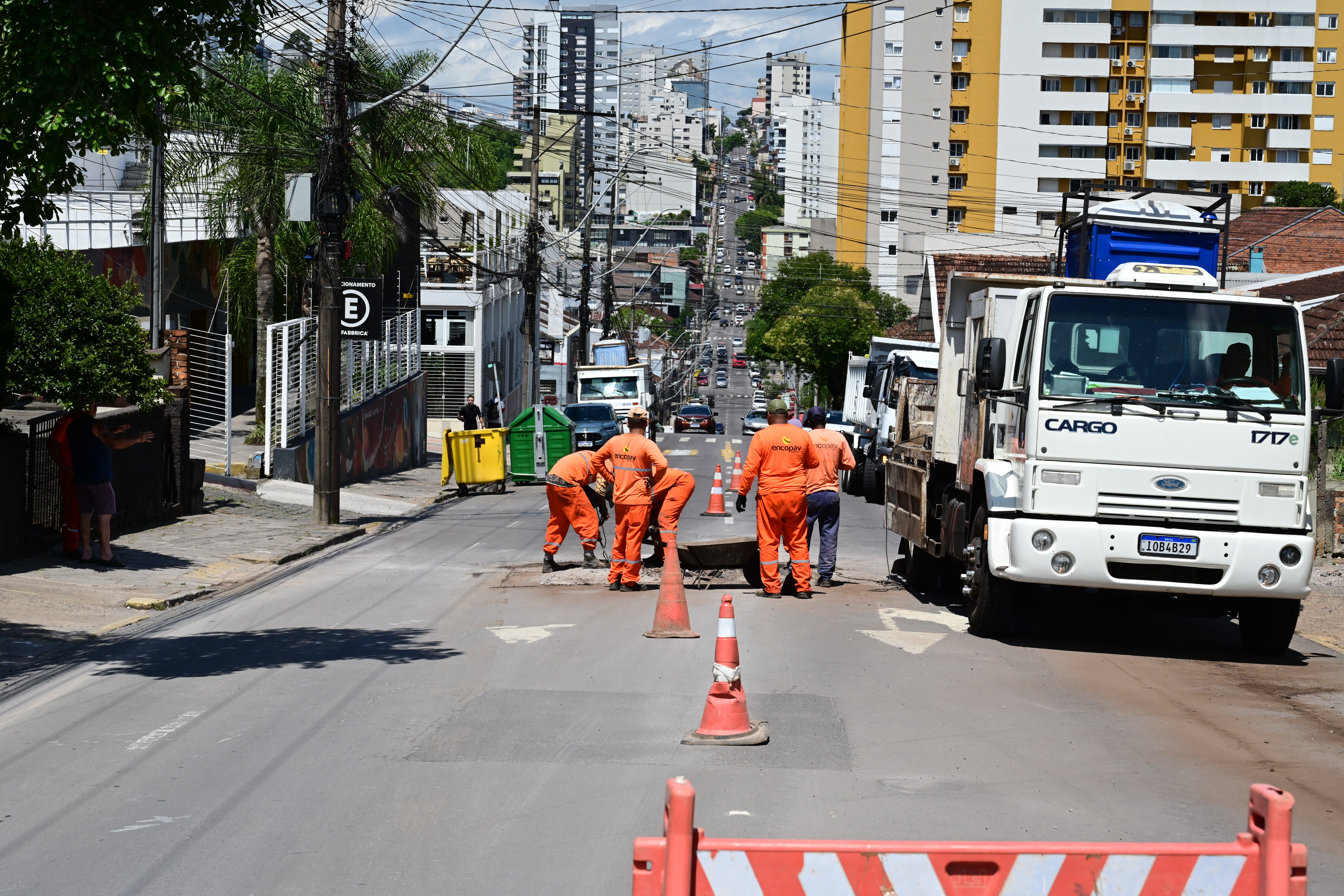 Samae implanta redes de esgoto nas ruas Atílio Andreazza e Tronca, em Caxias do Sul