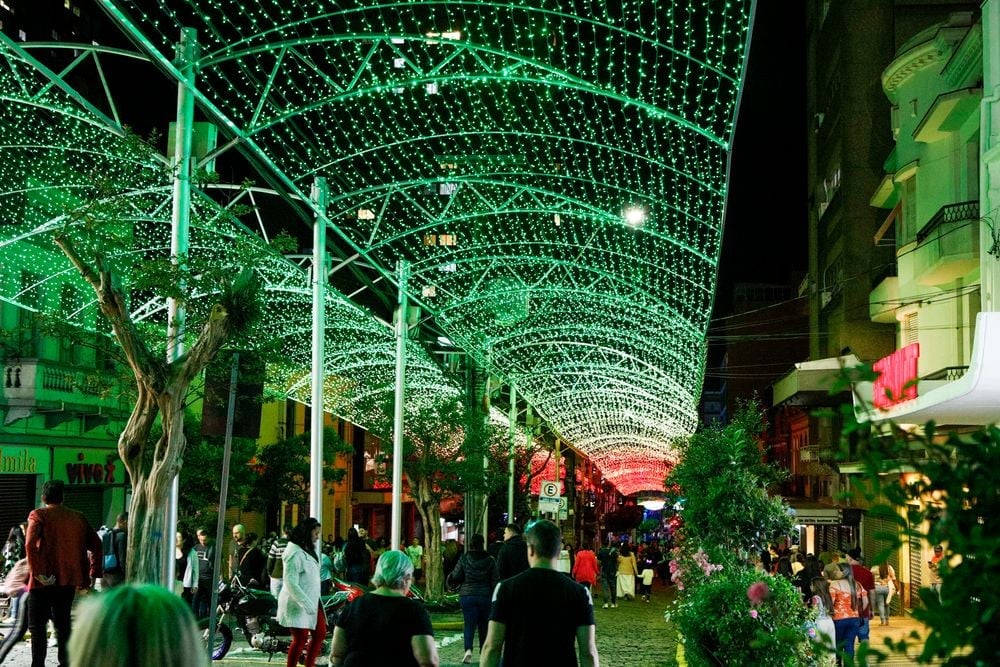MP recomenda remoção do “túnel de LED” na avenida Júlio de Castilhos, em Caxias do Sul