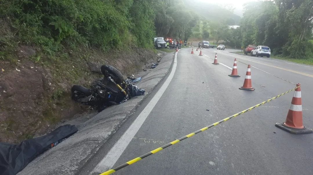 Motociclista morre após perder o controle e colidir em barranco na ERS-122, em Flores da Cunha