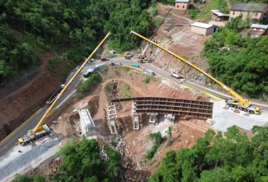 Obras em andamento na BR-470, na Serra das Antas.