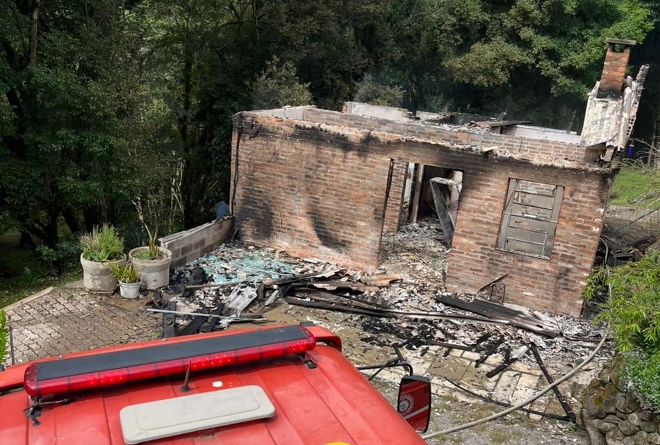 Incêndio destrói casa no interior de Antônio Prado