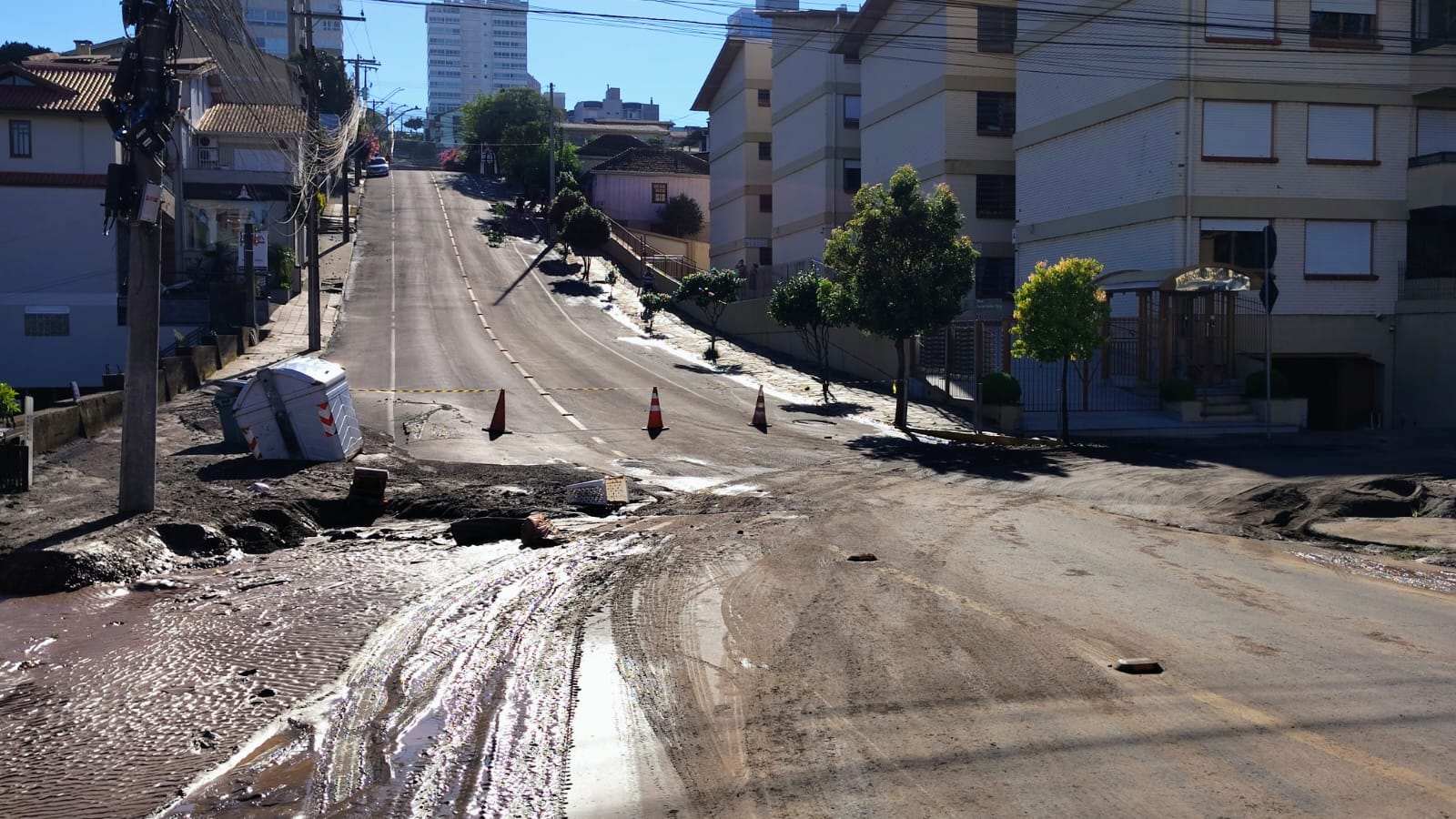 Rompimento de adutora bloqueia ruas na área central de Bento Gonçalves