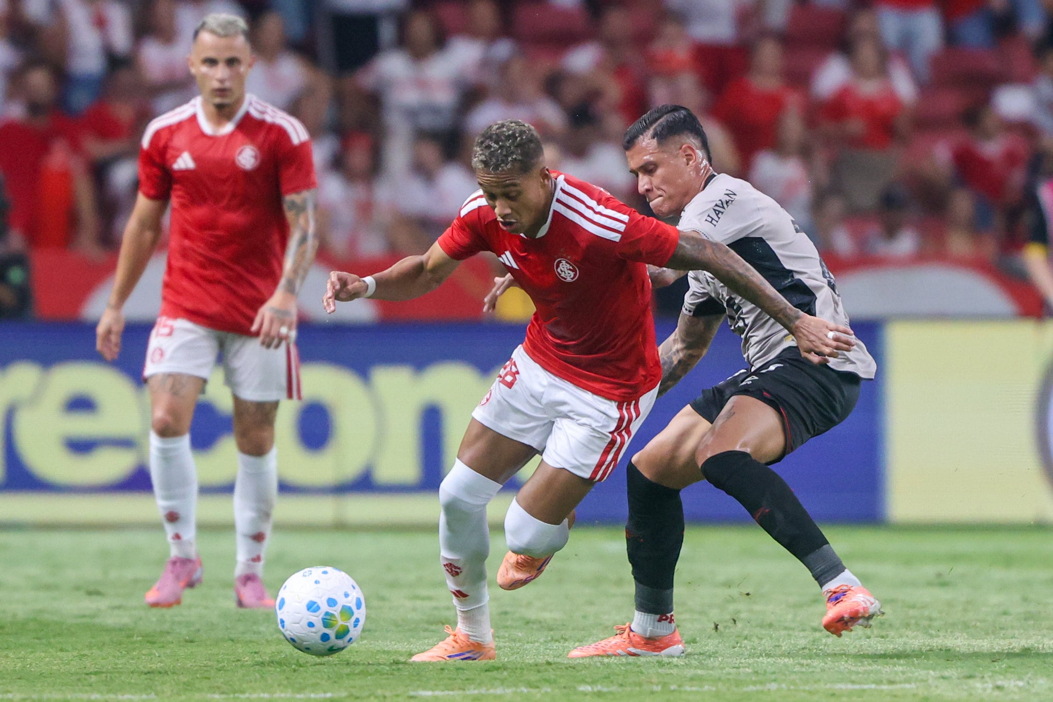 Inter perde para o Athletico-PR na estreia pelo Campeonato Brasileiro