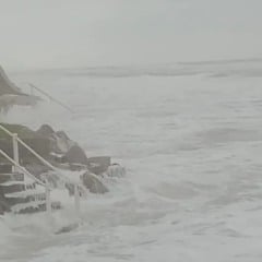 Forte ressaca do mar neste s&aacute;bado no Hernenegildo. (Foto: MAURICIO DOS SANTOS)