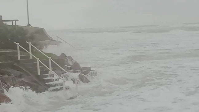 Forte ressaca do mar neste sábado no Hernenegildo. (Foto: MAURICIO DOS SANTOS)