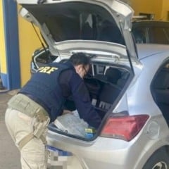 Os agentes da PRF localizaram o autom&oacute;vel e realizaram a parada para vistoria. (Foto: PRF)