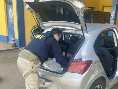 Os agentes da PRF localizaram o automóvel e realizaram a parada para vistoria. (Foto: PRF)