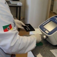 Trabalho permite identifica&ccedil;&atilde;o de coincid&ecirc;ncias entre vest&iacute;gios biol&oacute;gicos em locais de crime e pessoas j&aacute; condenadas - Foto: Sofia Villela/Ascom IGP
