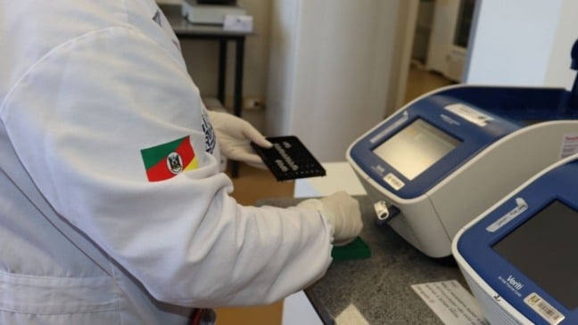 Trabalho permite identificação de coincidências entre vestígios biológicos em locais de crime e pessoas já condenadas - Foto: Sofia Villela/Ascom IGP
