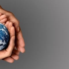 M&atilde;os segurando o globo terrestre, representando a prote&ccedil;&atilde;o ao planeta