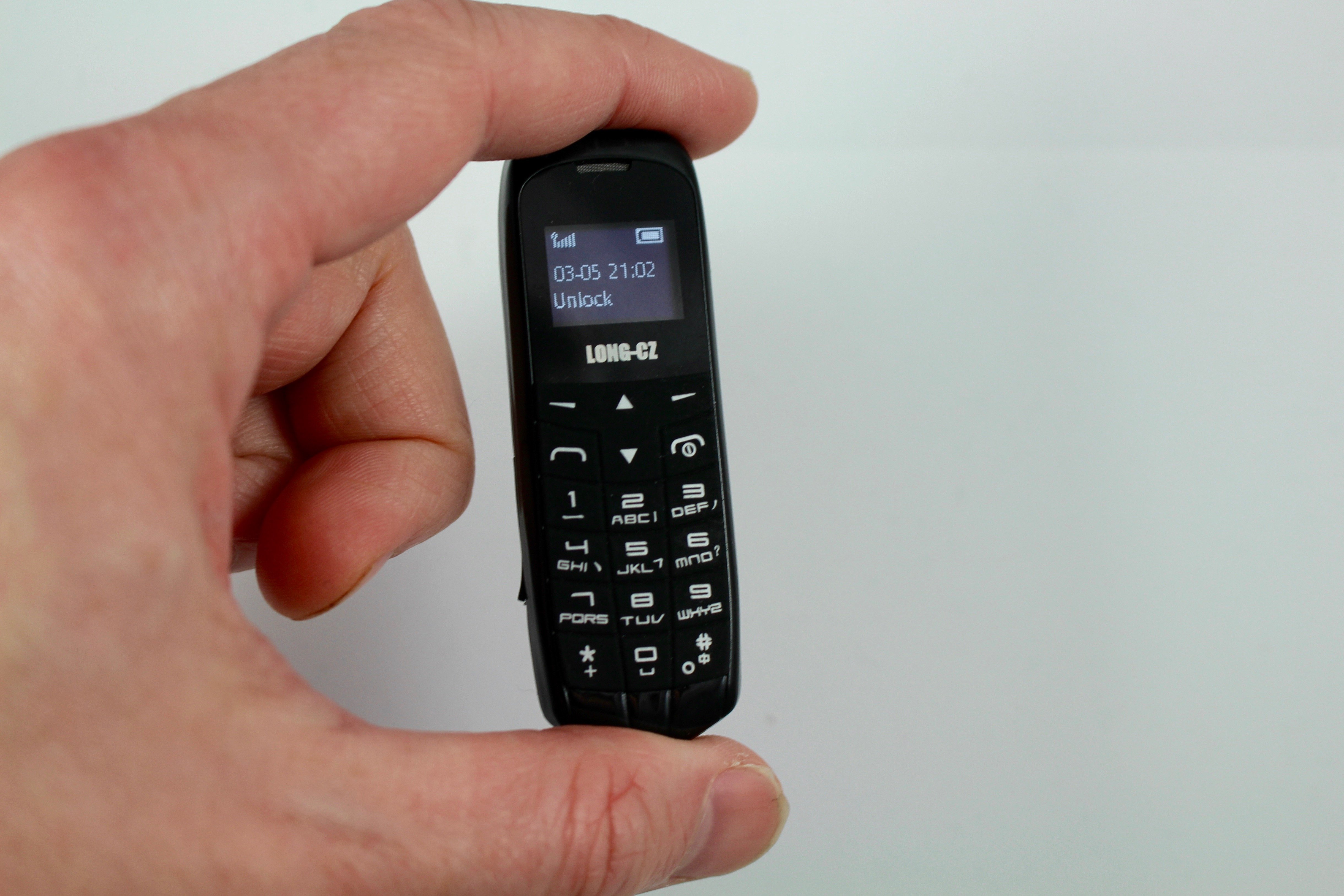 Mesmo proibidos pela Anatel, microcelulares são vendidos livremente no comércio de SP