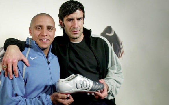 Roberto Carlos e Luís Figo segurando uma chuteira da linha Nike T90