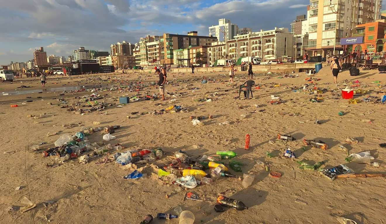 Praia limpa não é sorte. É consequência.