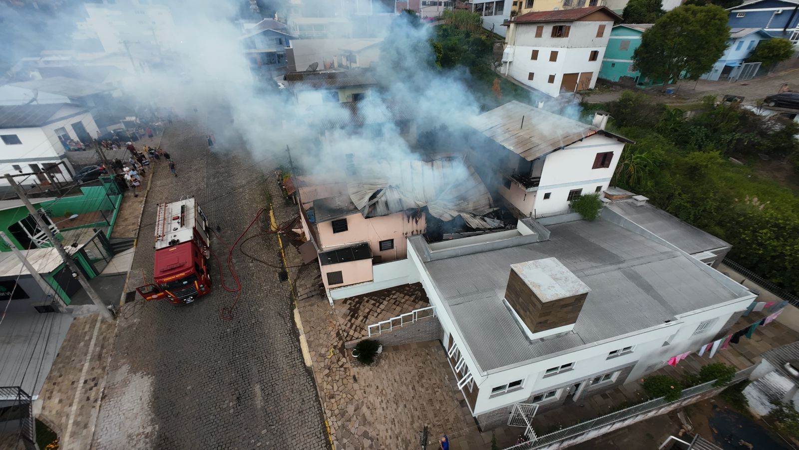 Vídeo: Incêndio em Bento Gonçalves destrói uma casa e atinge outras duas; bombeiro fica ferido