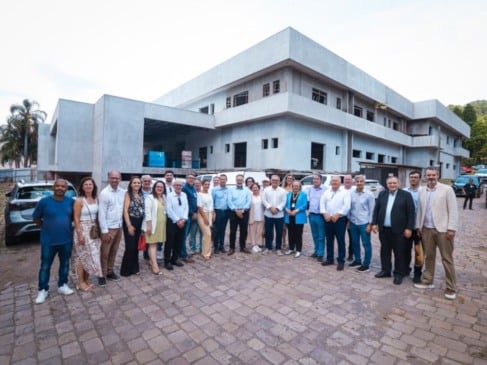 Visita às obras do pronto atendimento ocorreu após ato para assinatura pela secretária