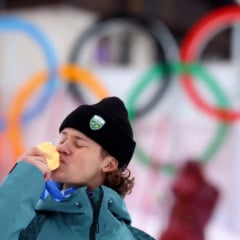 Lucas Pinheiro comemora medalha de ouro no slalom gigante nos Jogos Ol&iacute;mpicos de Inverno. (Foto: Reuters)
