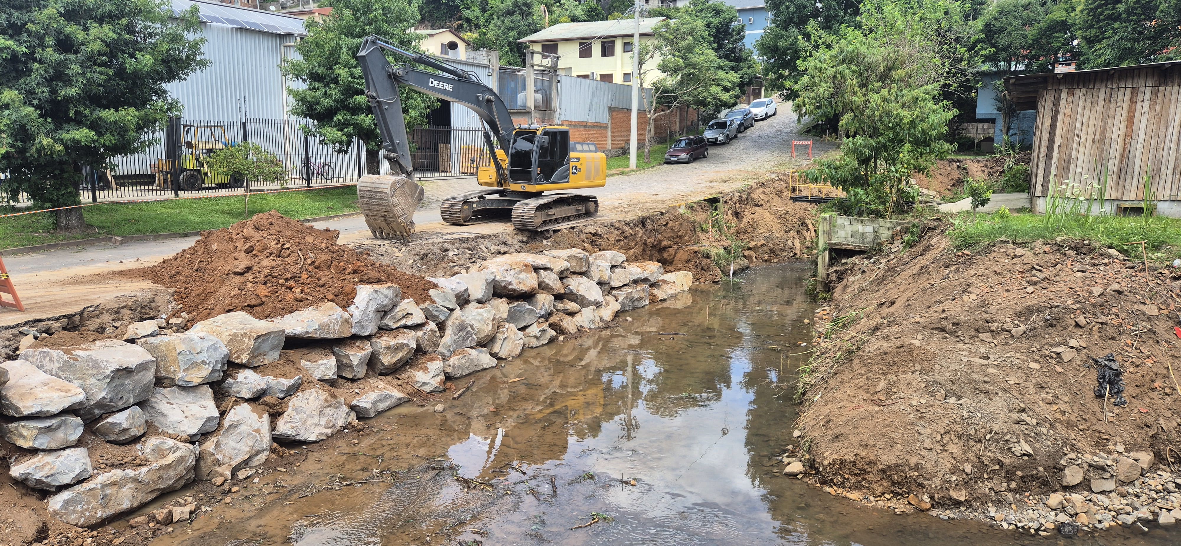 Secretaria de Obras de Caxias do Sul realiza obra para conter erosão no bairro Cruzeiro