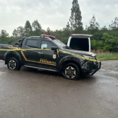 Foto: Ve&iacute;culo com emblemas falsos utilizado no assalto ao Aeroporto Hugo Cantergiani, em Caxias do Sul. (Marcelo Oliveira/Grupo RSCOM)